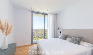 Modernistische villa met strak design en schitterend zeezicht te koop in een gated golf community in Oost Marbella 63585 