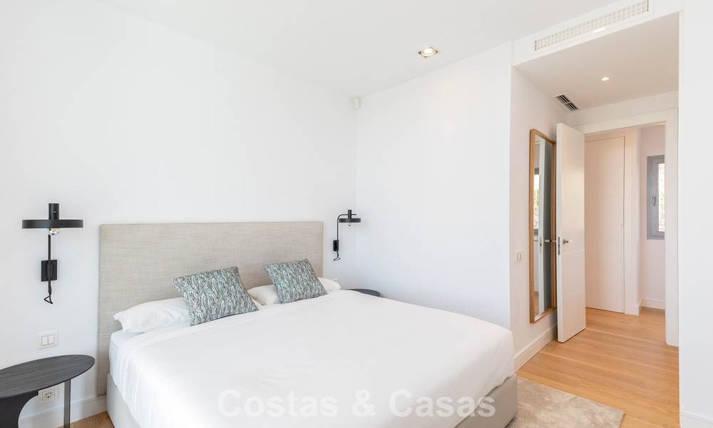 Modernistische villa met strak design en schitterend zeezicht te koop in een gated golf community in Oost Marbella 63586