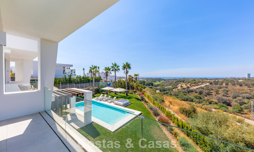 Modernistische villa met strak design en schitterend zeezicht te koop in een gated golf community in Oost Marbella 63587
