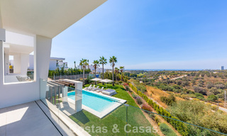 Modernistische villa met strak design en schitterend zeezicht te koop in een gated golf community in Oost Marbella 63587 