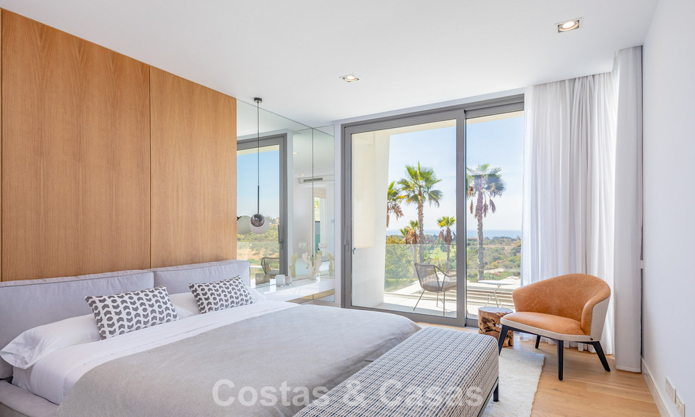 Modernistische villa met strak design en schitterend zeezicht te koop in een gated golf community in Oost Marbella 63588