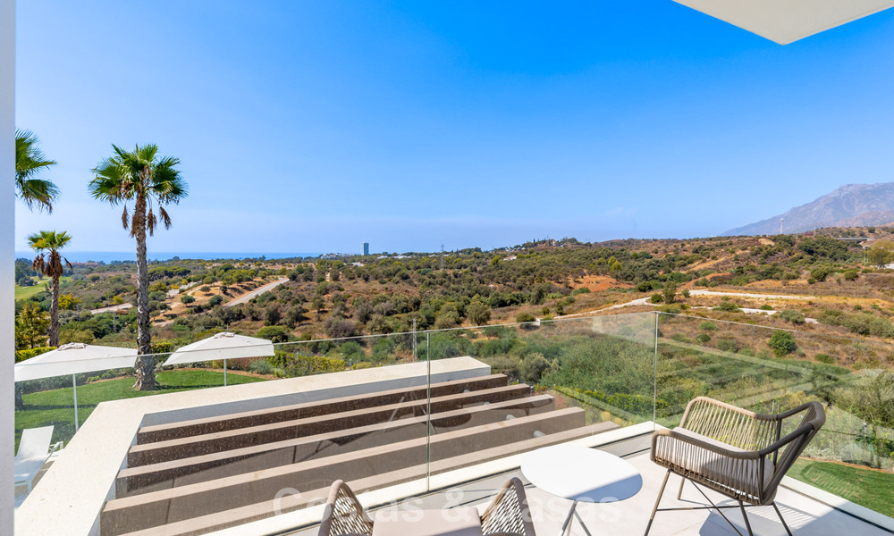 Modernistische villa met strak design en schitterend zeezicht te koop in een gated golf community in Oost Marbella 63589