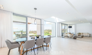 Modernistische villa met strak design en schitterend zeezicht te koop in een gated golf community in Oost Marbella 63594 