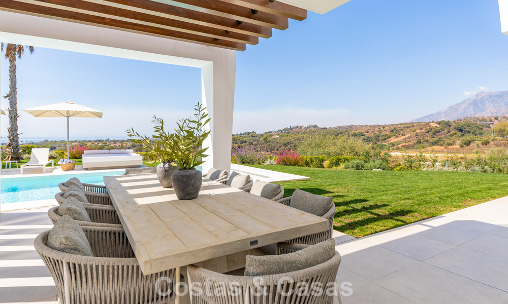 Modernistische villa met strak design en schitterend zeezicht te koop in een gated golf community in Oost Marbella 63595