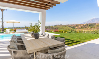 Modernistische villa met strak design en schitterend zeezicht te koop in een gated golf community in Oost Marbella 63595 