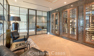 Royale luxe villa te koop met zeezicht en 5-sterrenvoorzieningen op de Golden Mile van Marbella 63695 