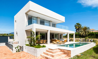 Instapklare, nieuwe, moderne villa te koop op een steenworp van het strand en alle voorzieningen in San Pedro, Marbella 66976 