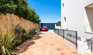 Instapklare, nieuwe, moderne villa te koop op een steenworp van het strand en alle voorzieningen in San Pedro, Marbella 66977 