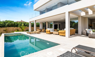 Instapklare, nieuwe, moderne villa te koop op een steenworp van het strand en alle voorzieningen in San Pedro, Marbella 66992 