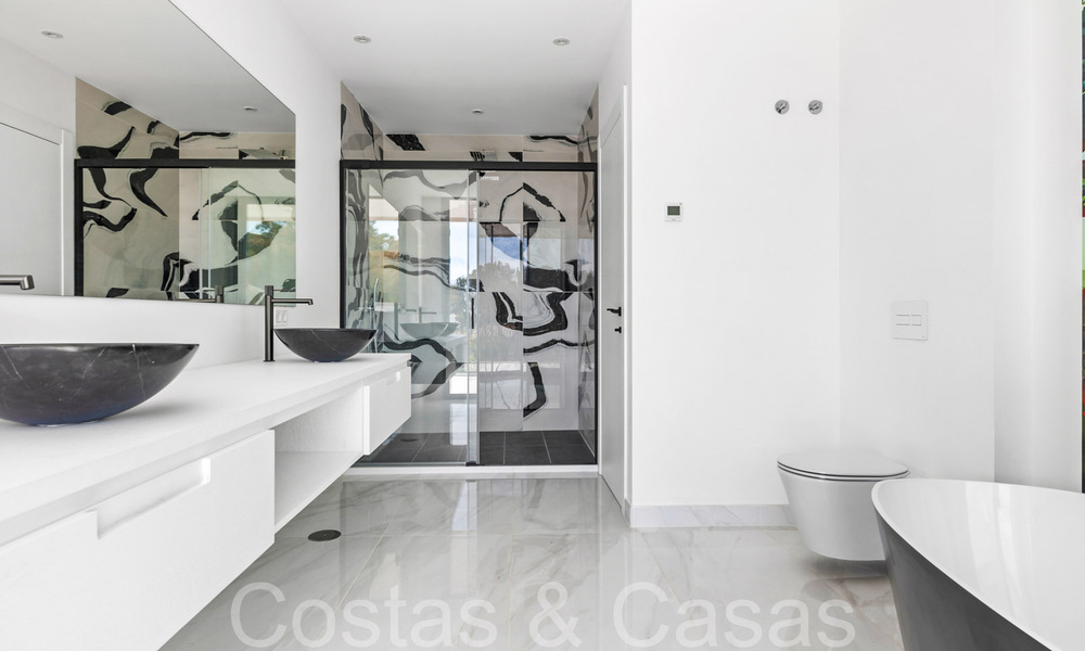 Instapklare, nieuwe, moderne villa te koop op een steenworp van het strand en alle voorzieningen in San Pedro, Marbella 67017