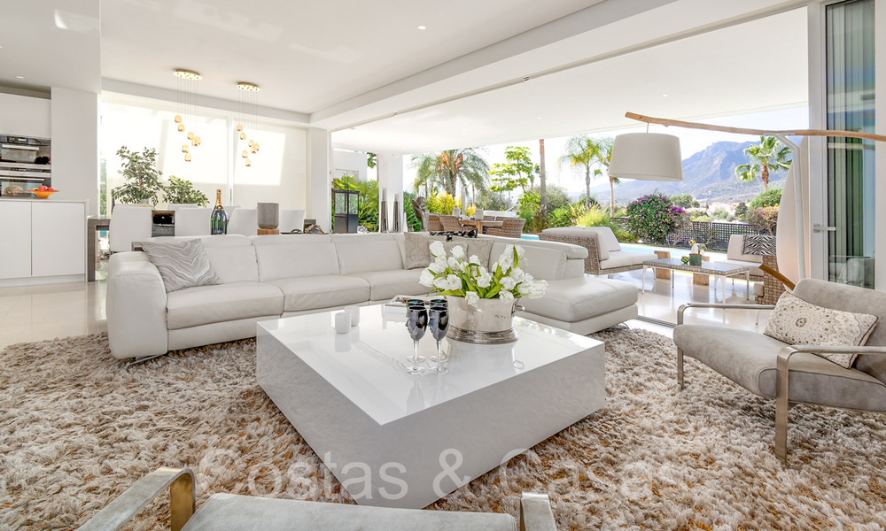 Modernistische luxevilla te koop in een natuurlijke, zeer begeerde omgeving ten oosten van Marbella centrum 63813