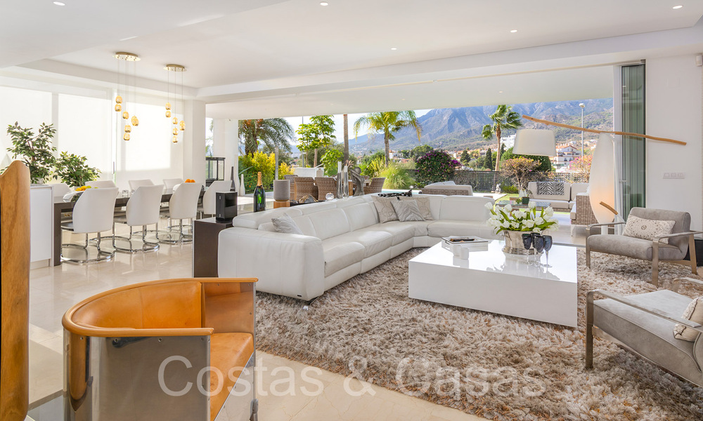 Modernistische luxevilla te koop in een natuurlijke, zeer begeerde omgeving ten oosten van Marbella centrum 63814