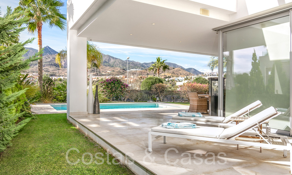 Modernistische luxevilla te koop in een natuurlijke, zeer begeerde omgeving ten oosten van Marbella centrum 63816