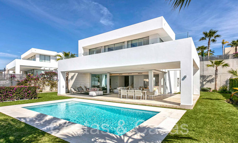 Instapklare, moderne luxevilla te koop in een bevoorrechte, beveiligde urbanisatie in Oost Marbella 63828