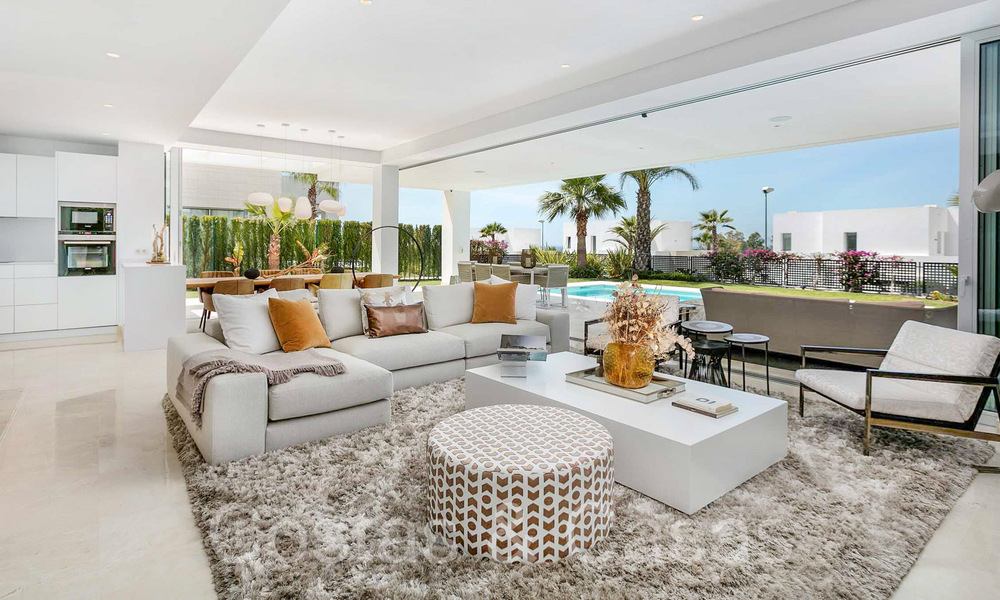 Instapklare, moderne luxevilla te koop in een bevoorrechte, beveiligde urbanisatie in Oost Marbella 63831