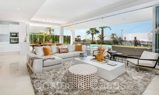 Instapklare, moderne luxevilla te koop in een bevoorrechte, beveiligde urbanisatie in Oost Marbella 63831 