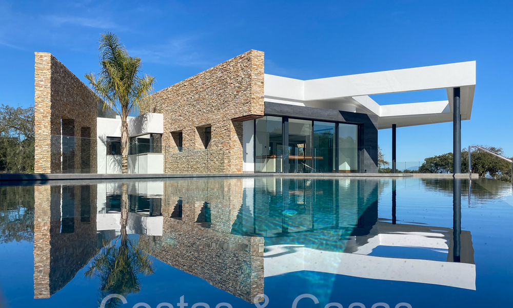 Geavanceerde designervilla te koop direct aan de golfbaan in een eersteklas golfresort het gebied van Sotogrande - San Roque, Costa del Sol 64001