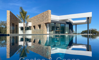Geavanceerde designervilla te koop direct aan de golfbaan in een eersteklas golfresort het gebied van Sotogrande - San Roque, Costa del Sol 64001