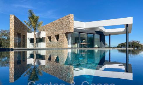 Geavanceerde designervilla te koop direct aan de golfbaan in een eersteklas golfresort het gebied van Sotogrande - San Roque, Costa del Sol 64001