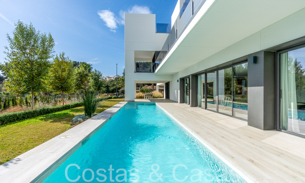 Instapklare, moderne luxevilla te koop met infinity zwembad in een exclusieve gated community in Benalmadena, Costa del Sol 64102