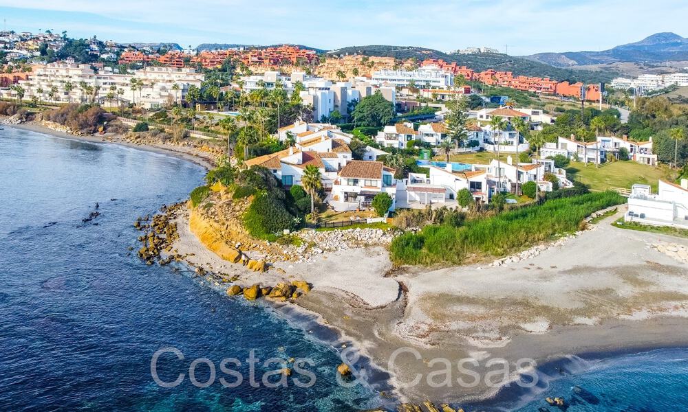 Mediterrane strandvilla te koop op eerstelijnsstrand nabij het centrum van Estepona 64057