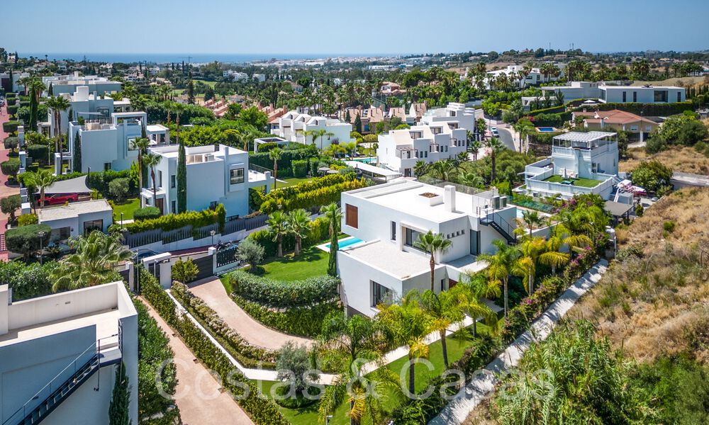 Superieure luxevilla met moderne bouwstijl te koop op een steenworp van de golfbanen van Nueva Andalucia’s golfvallei, Marbella 64174