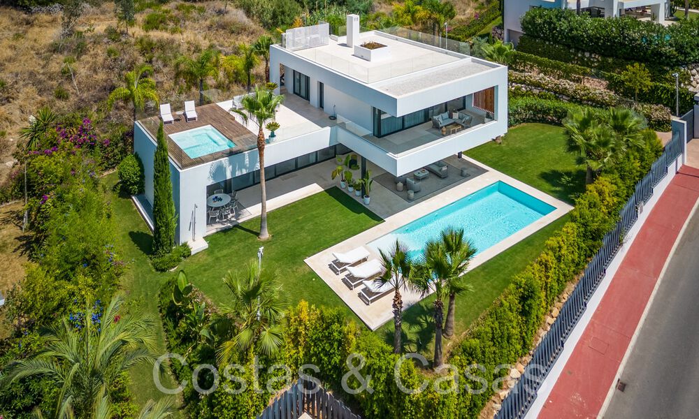 Superieure luxevilla met moderne bouwstijl te koop op een steenworp van de golfbanen van Nueva Andalucia’s golfvallei, Marbella 64175