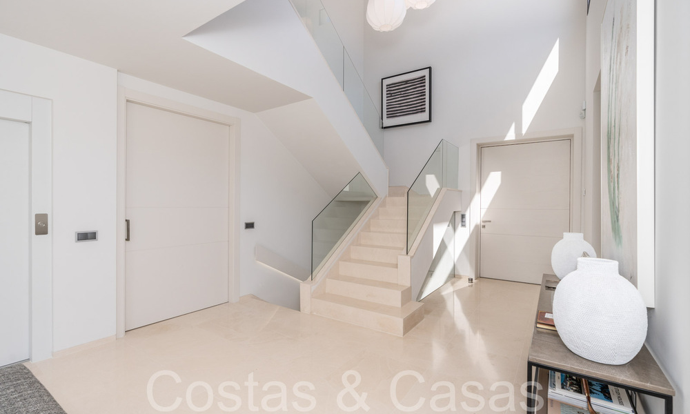 Superieure luxevilla met moderne bouwstijl te koop op een steenworp van de golfbanen van Nueva Andalucia’s golfvallei, Marbella 64177