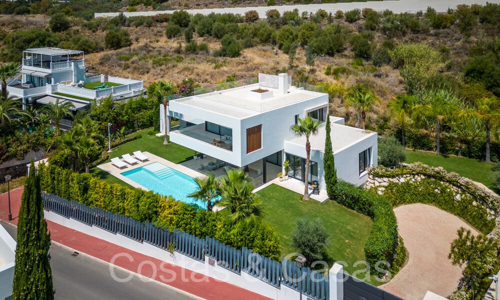 Superieure luxevilla met moderne bouwstijl te koop op een steenworp van de golfbanen van Nueva Andalucia’s golfvallei, Marbella 64178