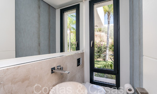 Superieure luxevilla met moderne bouwstijl te koop op een steenworp van de golfbanen van Nueva Andalucia’s golfvallei, Marbella 64179 
