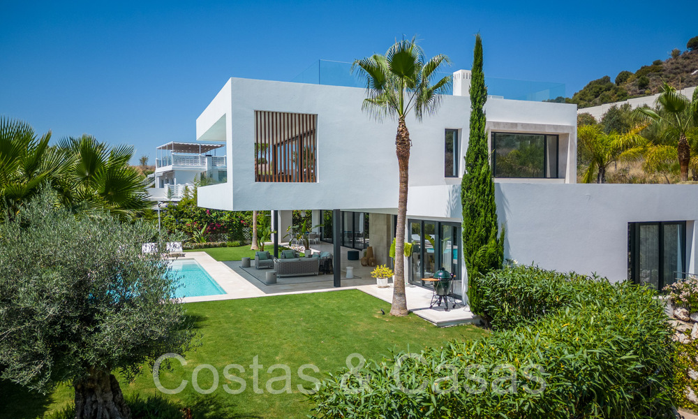 Superieure luxevilla met moderne bouwstijl te koop op een steenworp van de golfbanen van Nueva Andalucia’s golfvallei, Marbella 64182