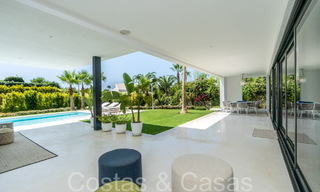 Superieure luxevilla met moderne bouwstijl te koop op een steenworp van de golfbanen van Nueva Andalucia’s golfvallei, Marbella 64186 