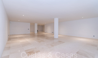 Superieure luxevilla met moderne bouwstijl te koop op een steenworp van de golfbanen van Nueva Andalucia’s golfvallei, Marbella 64190 