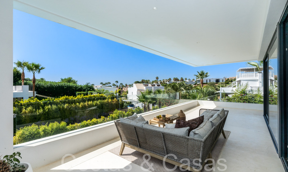 Superieure luxevilla met moderne bouwstijl te koop op een steenworp van de golfbanen van Nueva Andalucia’s golfvallei, Marbella 64192