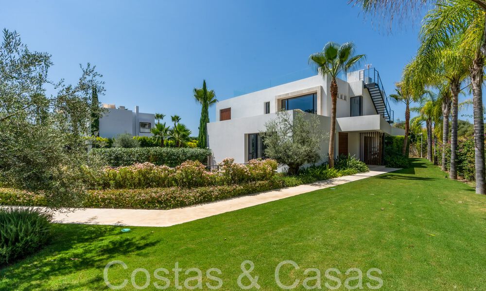 Superieure luxevilla met moderne bouwstijl te koop op een steenworp van de golfbanen van Nueva Andalucia’s golfvallei, Marbella 64193