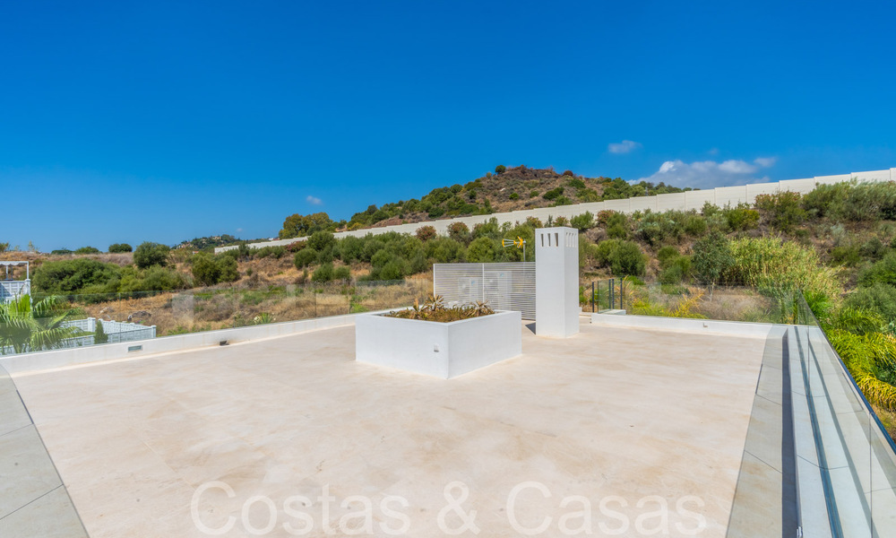 Superieure luxevilla met moderne bouwstijl te koop op een steenworp van de golfbanen van Nueva Andalucia’s golfvallei, Marbella 64207