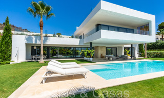 Superieure luxevilla met moderne bouwstijl te koop op een steenworp van de golfbanen van Nueva Andalucia’s golfvallei, Marbella 64209 