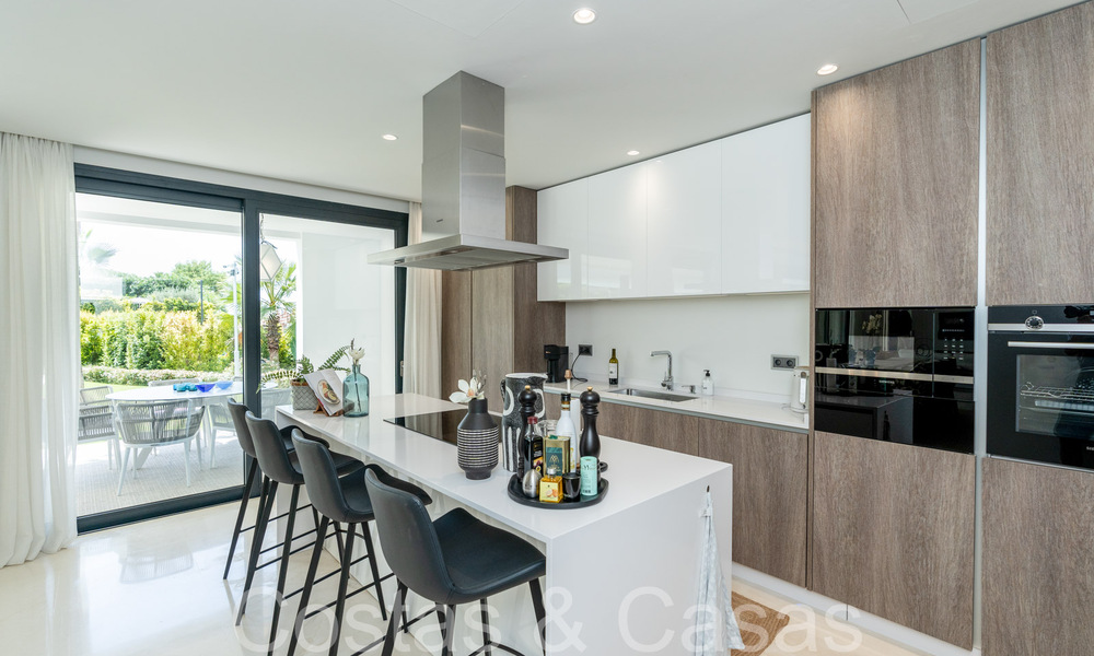 Superieure luxevilla met moderne bouwstijl te koop op een steenworp van de golfbanen van Nueva Andalucia’s golfvallei, Marbella 64216