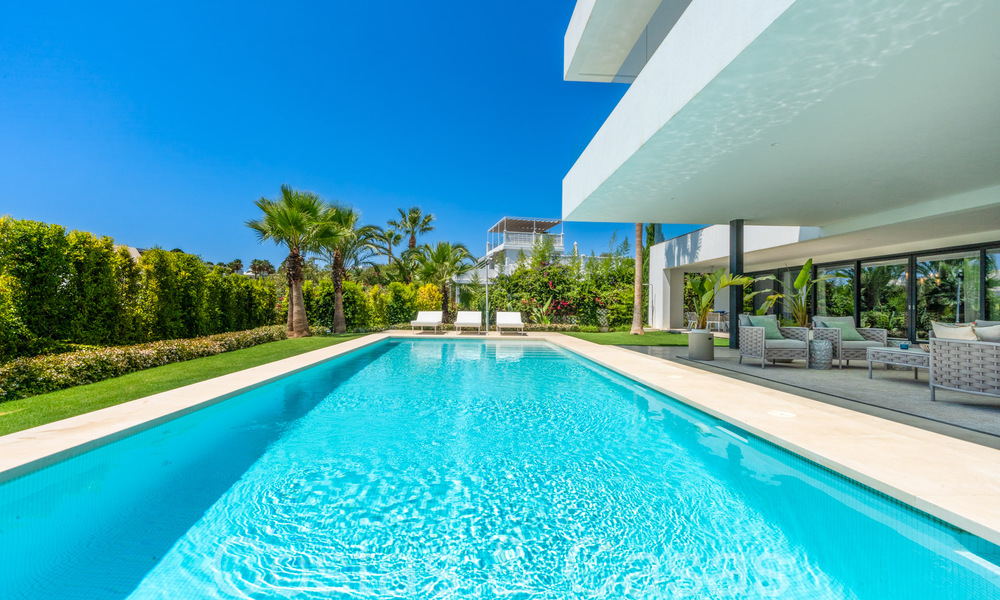 Superieure luxevilla met moderne bouwstijl te koop op een steenworp van de golfbanen van Nueva Andalucia’s golfvallei, Marbella 64217