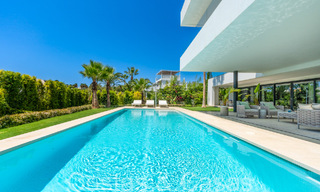 Superieure luxevilla met moderne bouwstijl te koop op een steenworp van de golfbanen van Nueva Andalucia’s golfvallei, Marbella 64217 