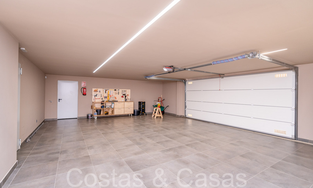 Superieure luxevilla met moderne bouwstijl te koop op een steenworp van de golfbanen van Nueva Andalucia’s golfvallei, Marbella 64220