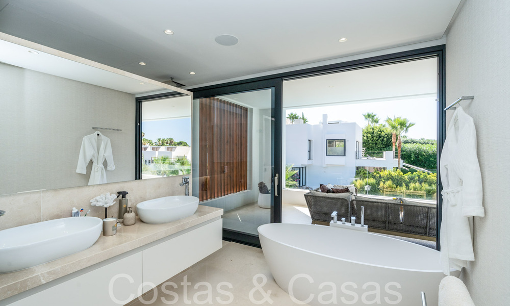 Superieure luxevilla met moderne bouwstijl te koop op een steenworp van de golfbanen van Nueva Andalucia’s golfvallei, Marbella 64222