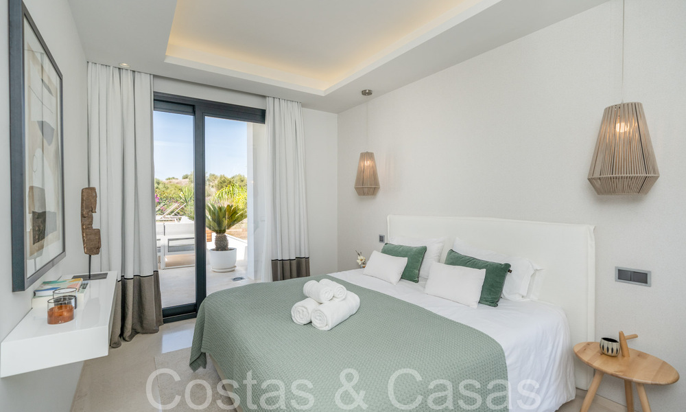 Superieure luxevilla met moderne bouwstijl te koop op een steenworp van de golfbanen van Nueva Andalucia’s golfvallei, Marbella 64232
