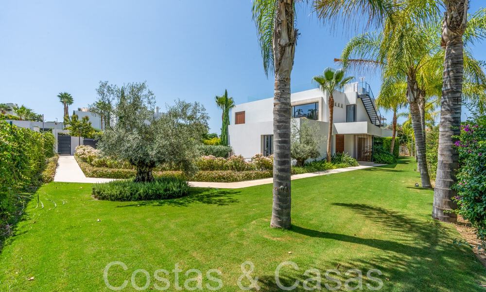 Superieure luxevilla met moderne bouwstijl te koop op een steenworp van de golfbanen van Nueva Andalucia’s golfvallei, Marbella 64234