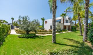 Superieure luxevilla met moderne bouwstijl te koop op een steenworp van de golfbanen van Nueva Andalucia’s golfvallei, Marbella 64234 