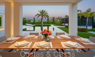 Oogstrelende luxevilla met modern- Mediterrane bouwstijl te koop, eerstelijnsgolf in Nueva Andalucia, Marbella 64524 