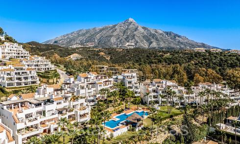 Charmant appartement te koop met panoramisch uitzicht op de vallei en zee in Nueva Andalucia, Marbella 64598