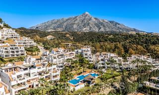 Charmant appartement te koop met panoramisch uitzicht op de vallei en zee in Nueva Andalucia, Marbella 64598 