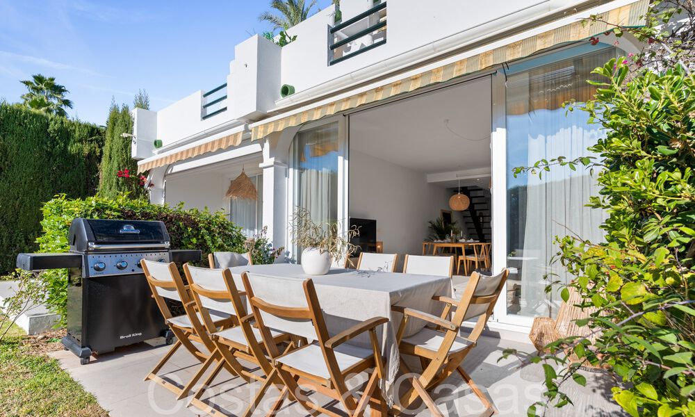 Recent gerenoveerde rijwoning in een gated complex te koop, grenzend aan de golfbaan in Nueva Andalucia, Marbella 65225