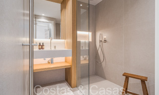 Luxueus appartement te koop met uitnodigend terras, privézwembad en zeezicht in Nueva Andalucia, Marbella 65186 